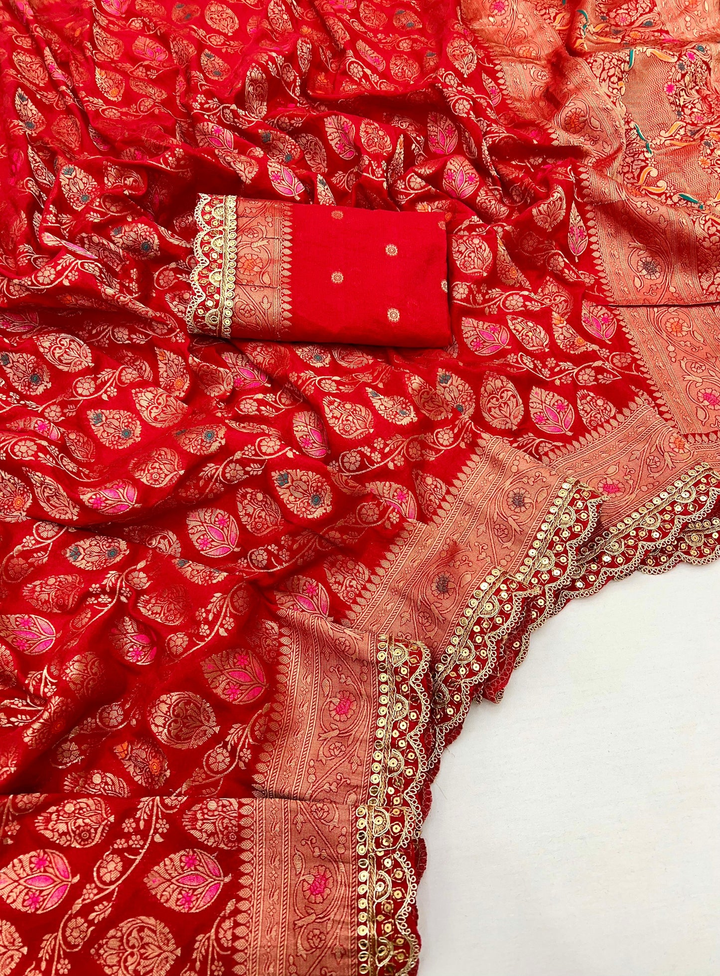 Adorn yourself in this beautiful and charming pure khaddi georgette designer saree in sabyasachi scallop intricate borders