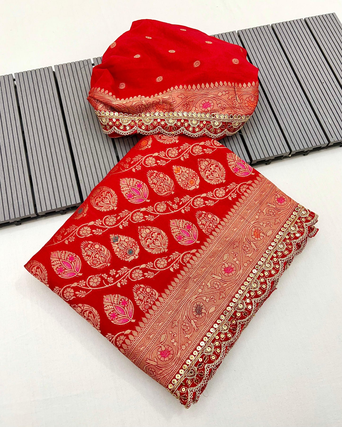Adorn yourself in this beautiful and charming pure khaddi georgette designer saree in sabyasachi scallop intricate borders