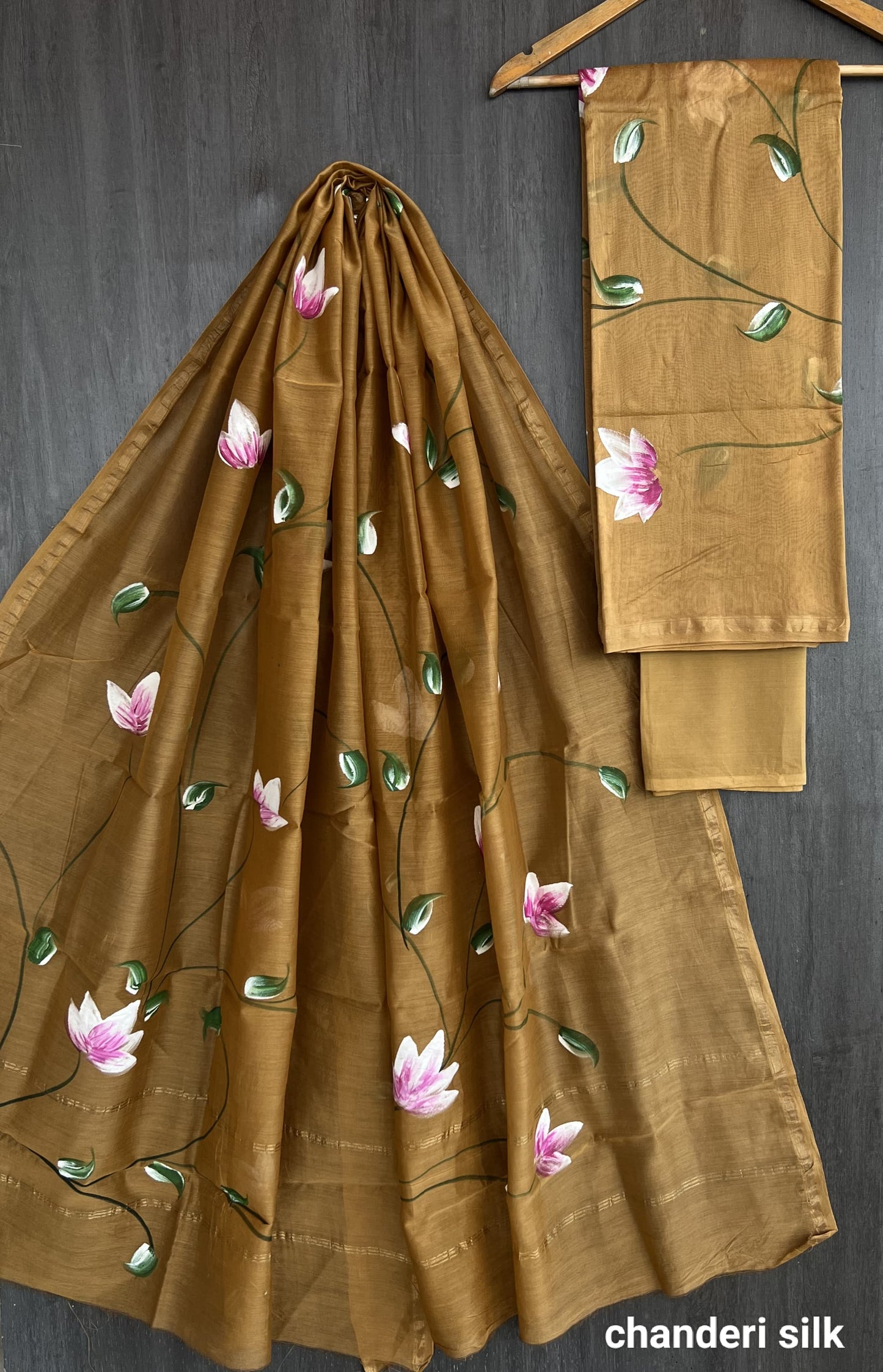 Grace in Every Drape: Hand-painted Maheshwari Silk Saree